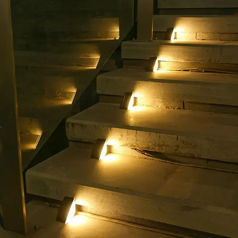 Lot de 8 Appliques Solaires LED Triangulaires – Imperméables – Éclairage Escaliers, Murs, Terrasse & Jardin
