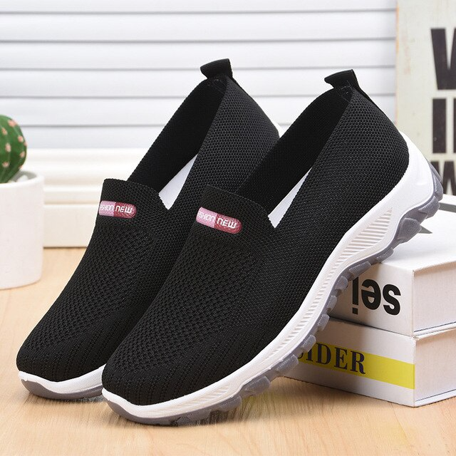 Breathable mesh sports shoe