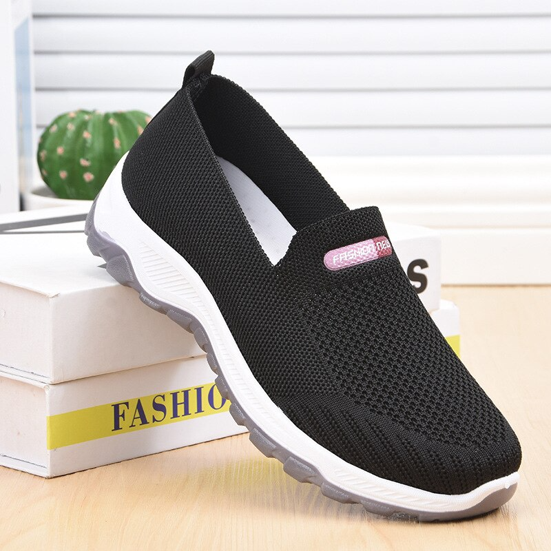 Breathable mesh sports shoe