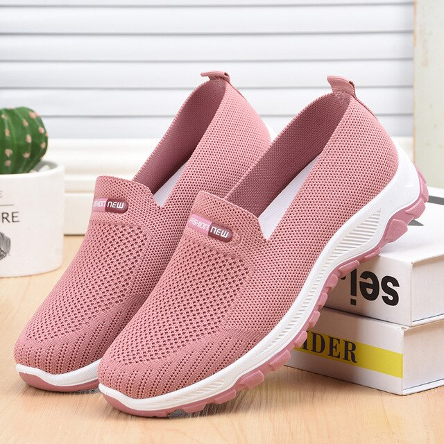 Breathable mesh sports shoe