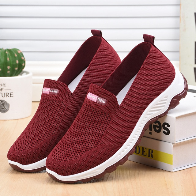 Breathable mesh sports shoe